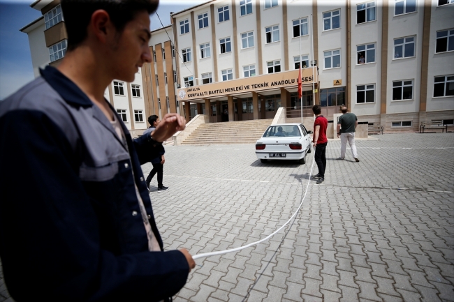 Liseliler ‘uzatma kablosu’yla çalışan otomobili test etti